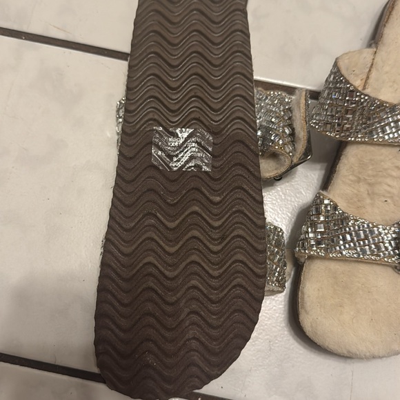 Steve Madden slippers fluffy fur rhinestones tones buckle non slip size 8 - Picture 4 of 4